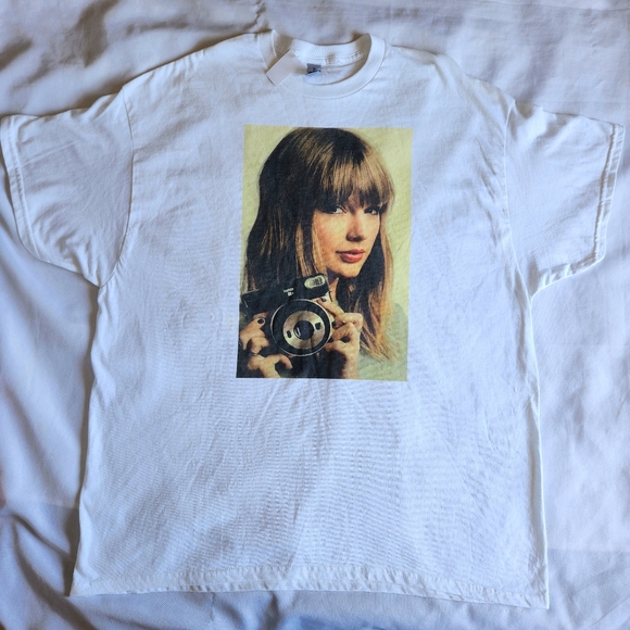 Taylor Swift Instax Camera Selfie Portrait Pop Singer White 2XL Graphic T-Shirt - Picture 2 of 9